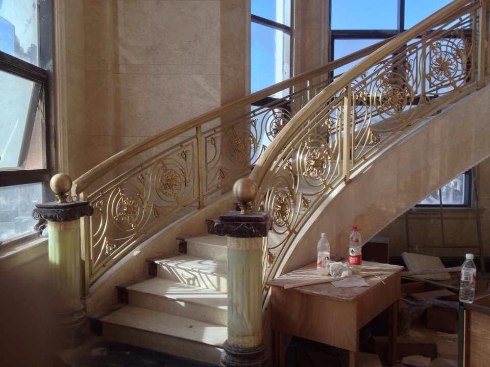酒店铜楼梯展示出不同凡响的奢华